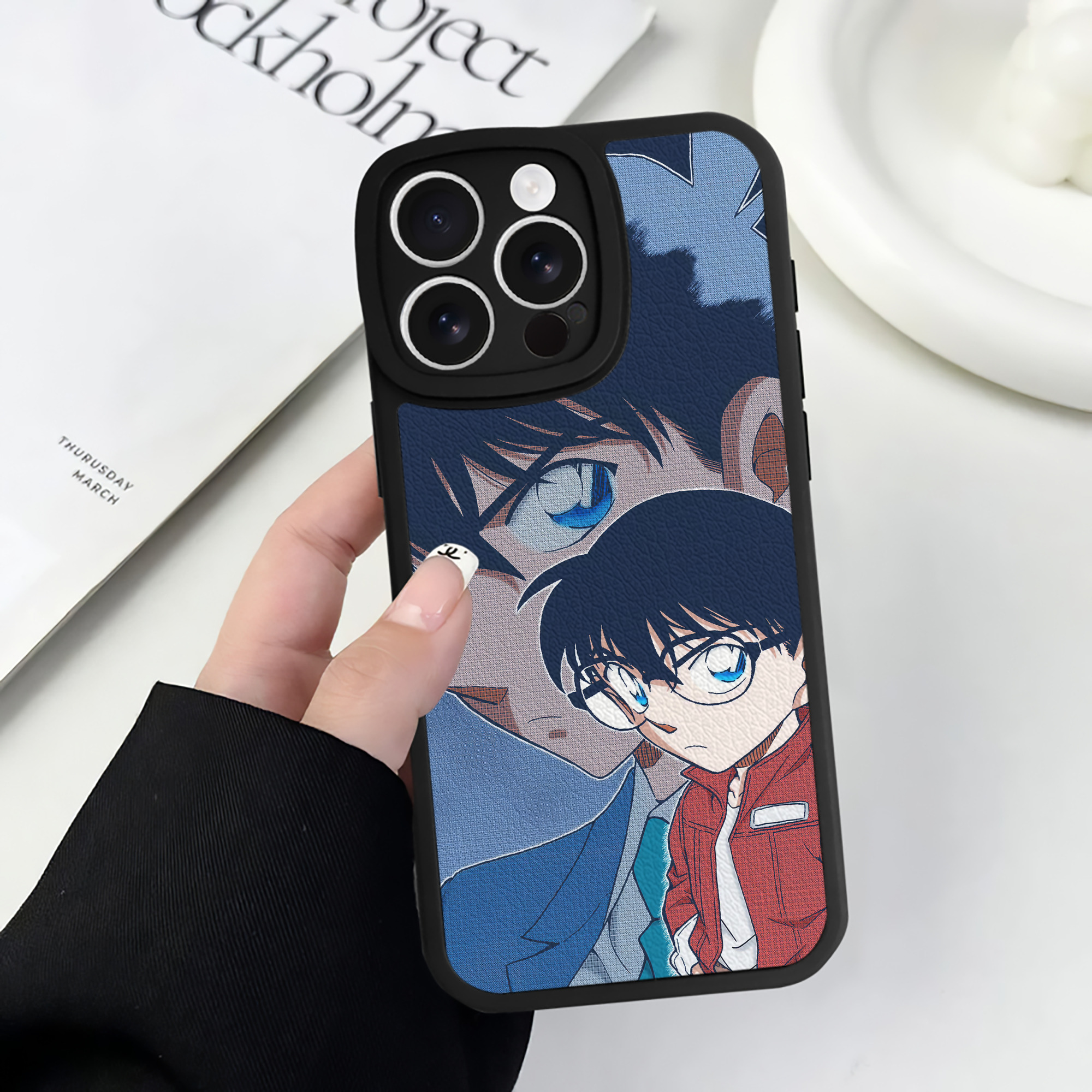（画像用） 名探偵コナン Detective Conan 【iPhone 16シリーズ対応】シリコンスマホケース（レザー調） 材質：シリコン